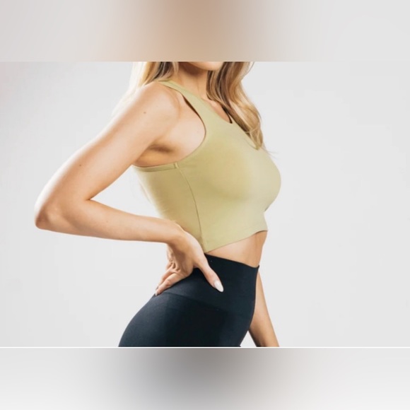 Alphalete Essential Crop Tank Light Olive Size XL NWT GYM WORKOUT ATHLEISURE - Picture 2 of 9